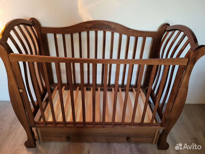 Детская кроватка с маятником и ящиком
