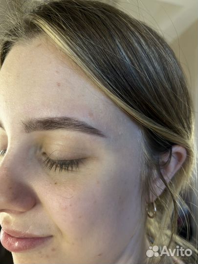 Модель на брови