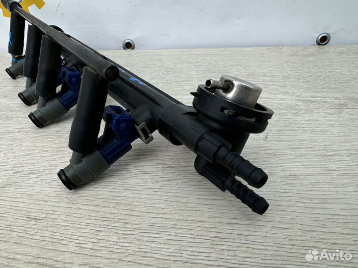 Топливная рампа с форсунками Volkswagen Golf 4 200