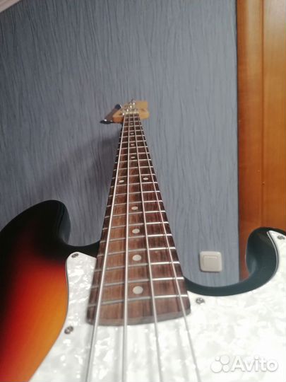 Бас гитара с комбоусилителем