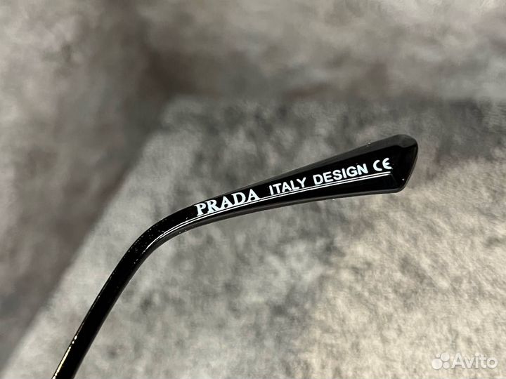 Солнцезащитные очки Prada