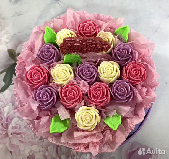 Сладкий подарок из шоколадных цветов