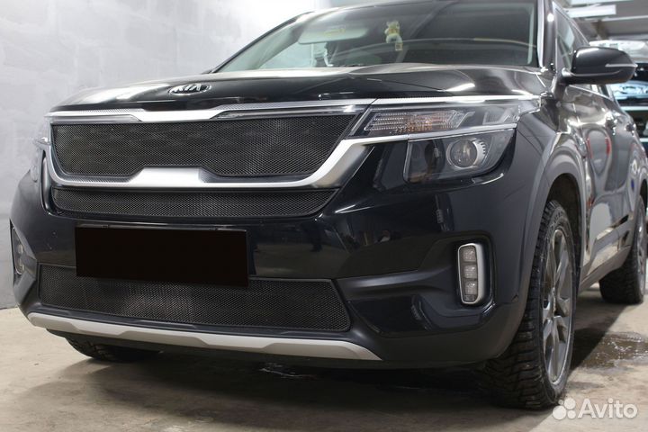 Защитная сетка радиатора середина черная Kia Selto