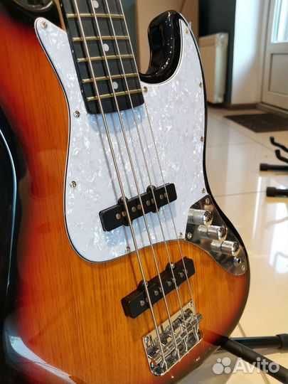 Бас гитара Новая