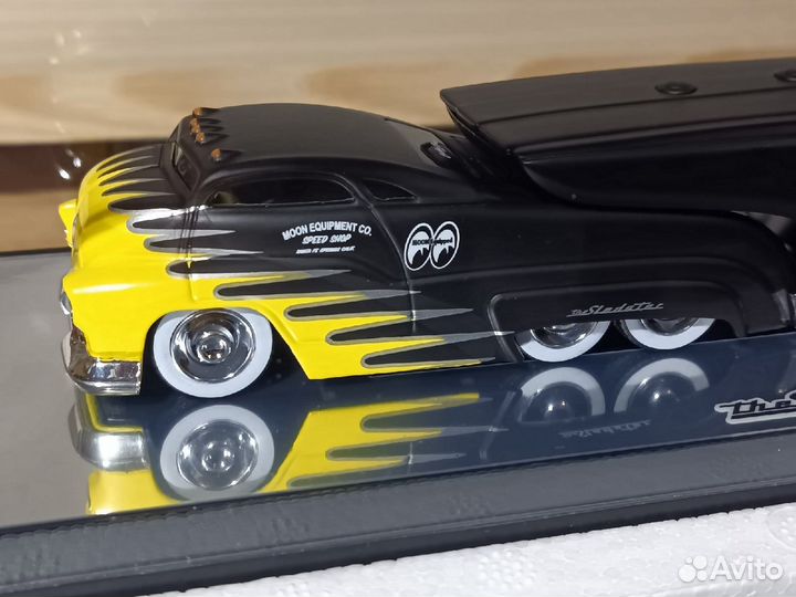 Custom Crew Sledster Mooneyes 1:64