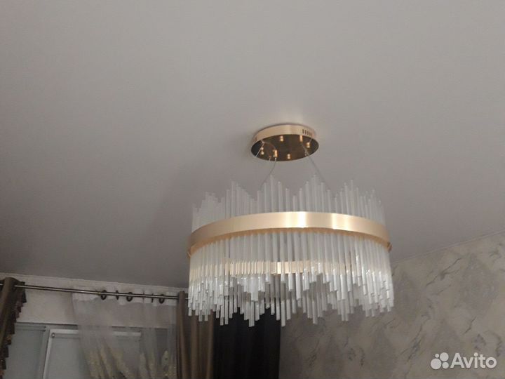 Продаём люстру новую