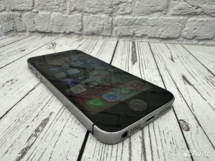 iPhone SE, 32 ГБ
