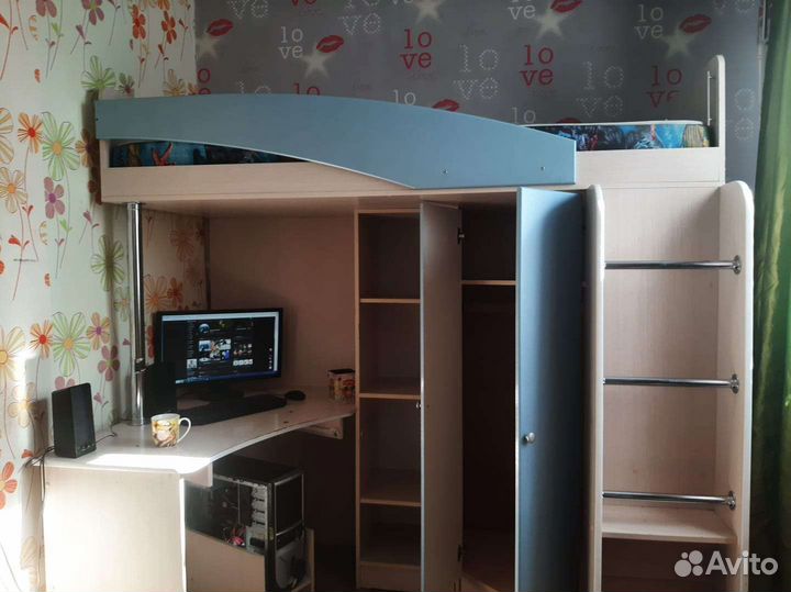 Детский уголок с кроватью и столом