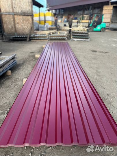 Металлопрофиль для кровли и фасада серого цвета