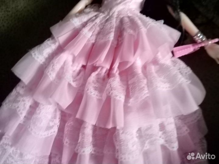 Кукла в свадебном платье