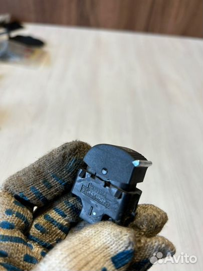 Кнопка стеклоподъемника Ford Kuga