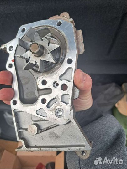 Продам помпу Рено логан сандэро 1.6 8 кл оригинал