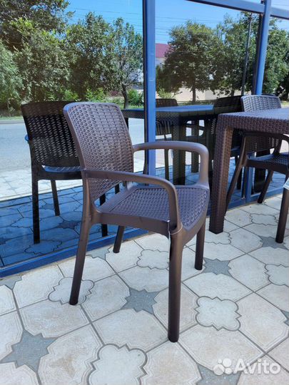 Столик плетеный