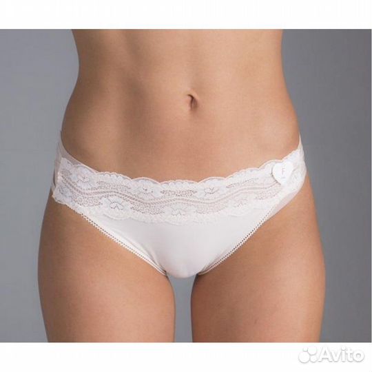 Трусики 42-44 новые с переплетом по бокам