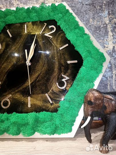 Часы со мхом