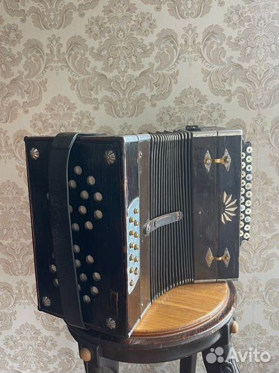 Гармонь старинная деревянная