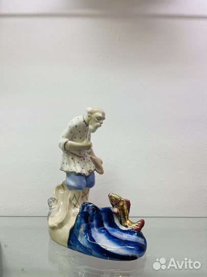 Фарфоровая статуэтка 