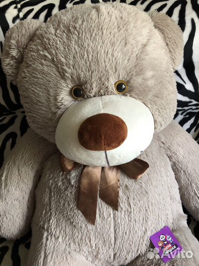 Большой плюшевый медведь