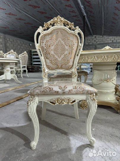 Стол и стулья