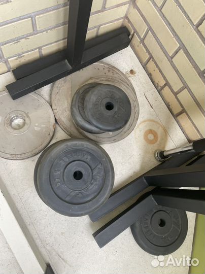 Скамья для жима и пресса с гантелями и штангой