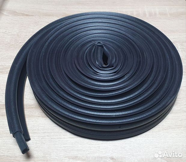 Уплотнитель задней двери (багажник) Фольксваген т4