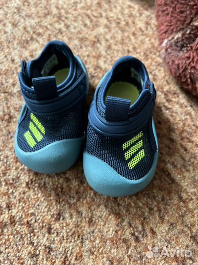 Сандалии adidasдля