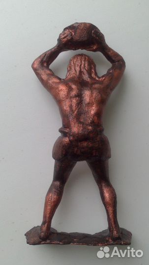 Неандерталец с камнем