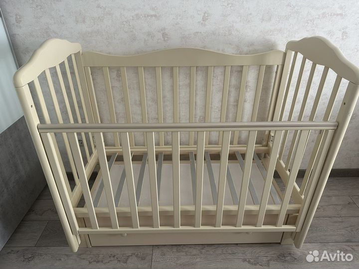 Детская кровать с мятником и матрасом