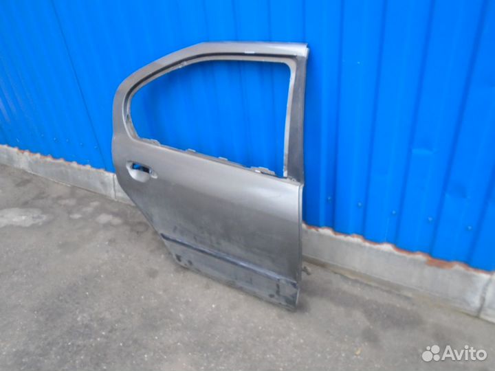 Nissan 82100-2J030 Дверь задняя, правая