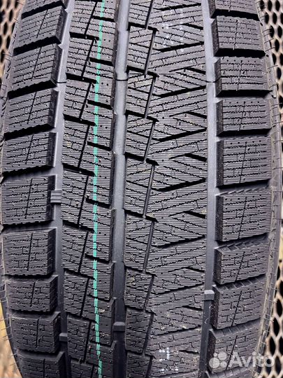 Kapsen SnowShoes AW33 235/45 R18 135U