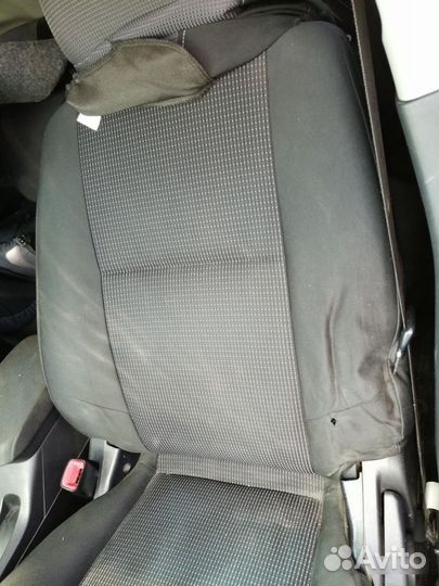 Передние сидения Mitsubishi Lancer Cedia 10