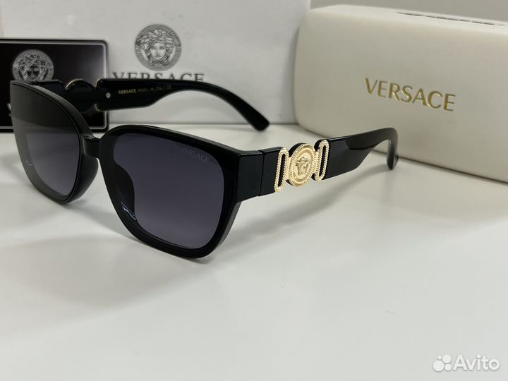 Солнцезащитные очки versace