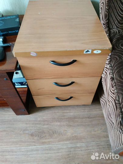 Тумба прикроватная, на колесиках