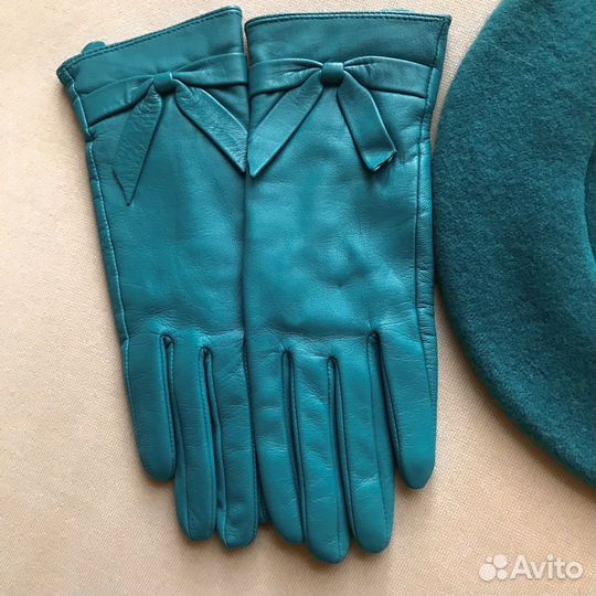 Берет перчатки платок