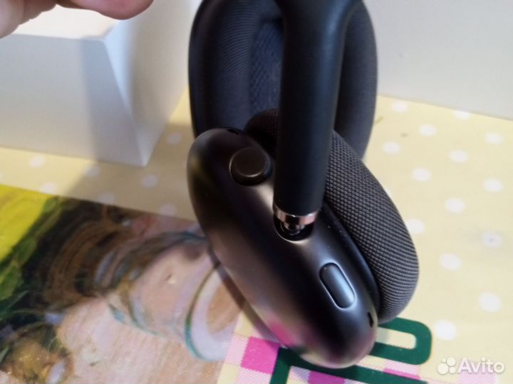 Продаю наушники оригинал чек потерял брал за 57
