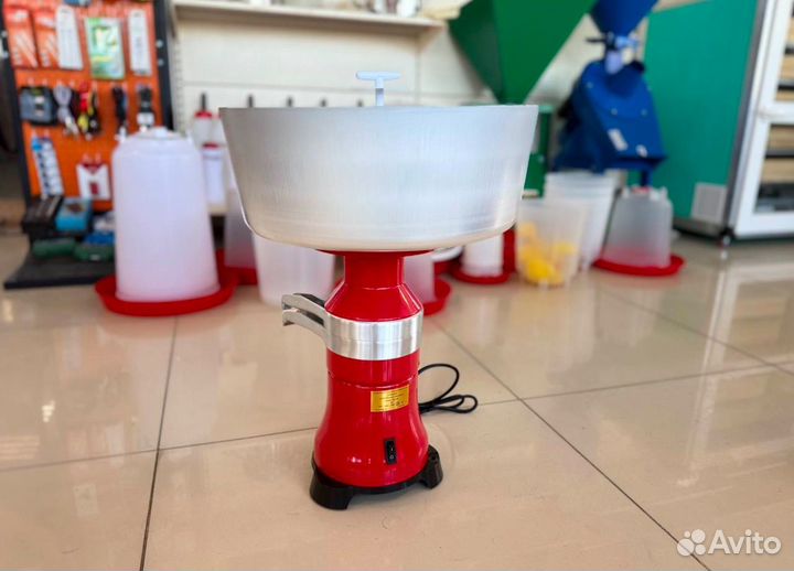 Сепартор пропускает 100 литров молока в час