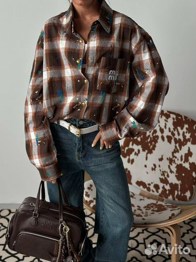 Рубашка и джинсы