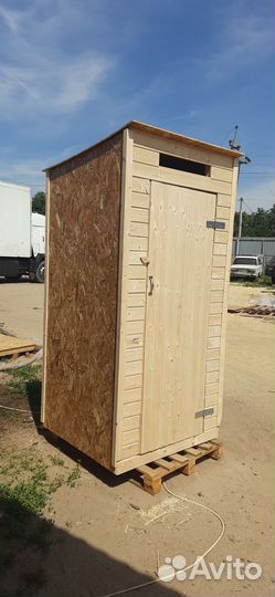 Дачный туалет. Деревянный душ и туалет