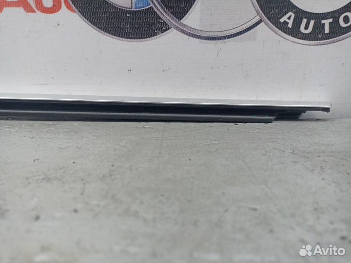 Молдинг стекла задний левый Volkswagen Jetta JE