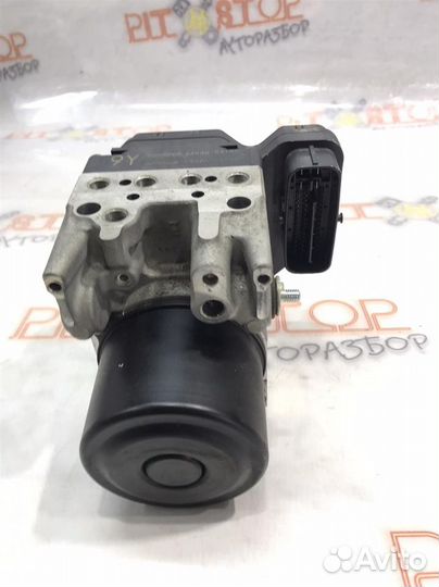 Блок ABS под капотом Lexus GS350 (GRS191,GRS196)