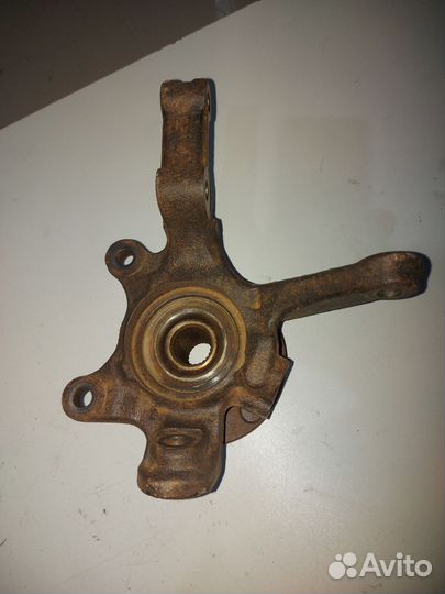 Кулак передний правый Nissan Almera N16