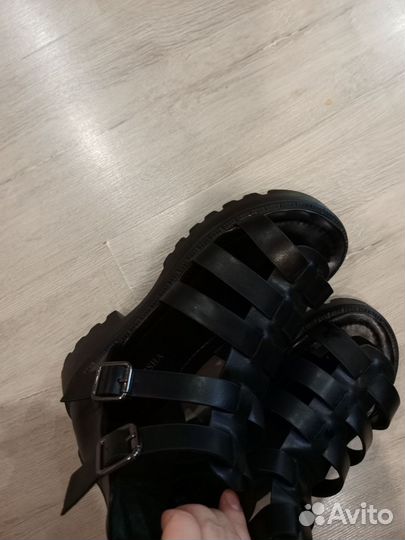 Женские сандалии