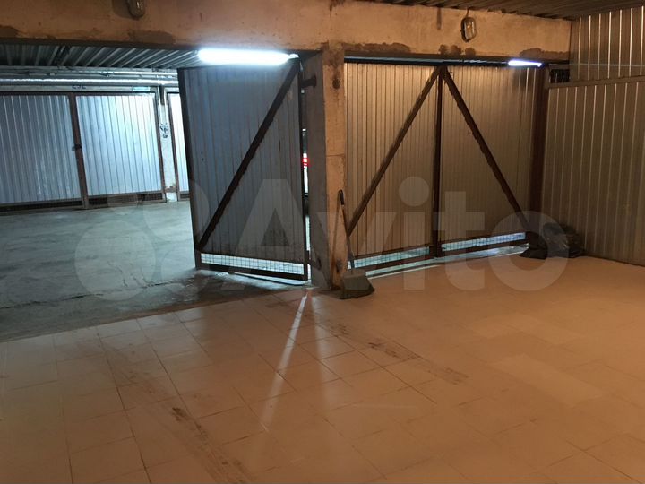 Машиноместо, > 30 м²