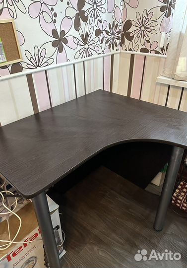 Продам угловой стол