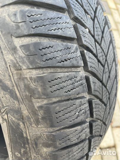 Goodyear UltraGrip 8 Performance 215/60 R16
