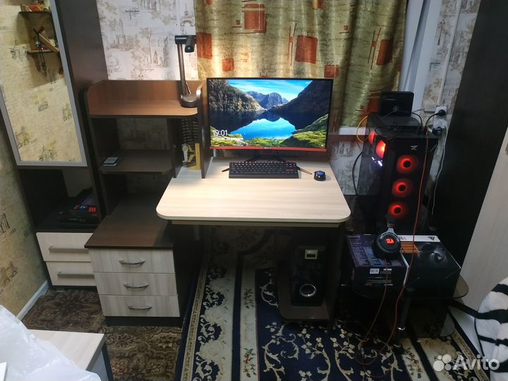 Стол компьютерный