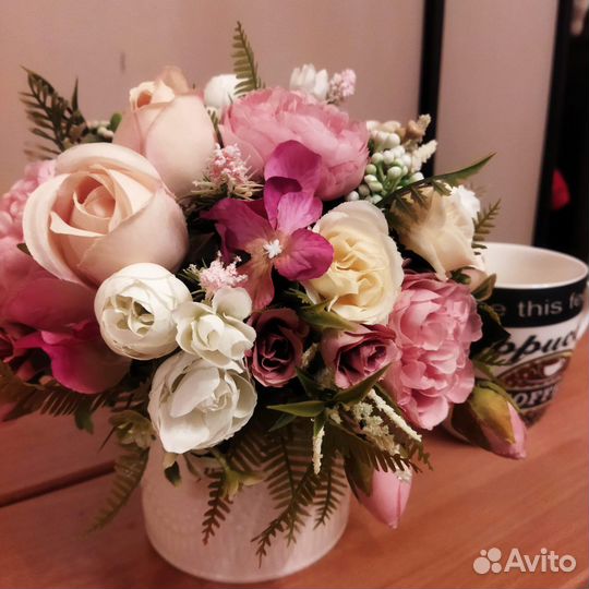 Интерьерные цветы в вазе