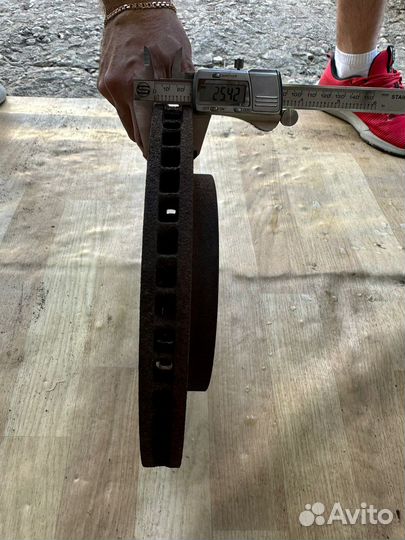 Передние тормозные диски Mitsubishi Pajero 3