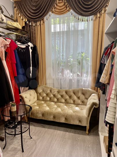 Аренда рейла вешалки полки в шоуруме