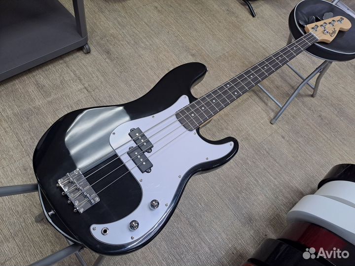 Бас гитара чёрная